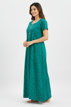 Three-quarter side pose